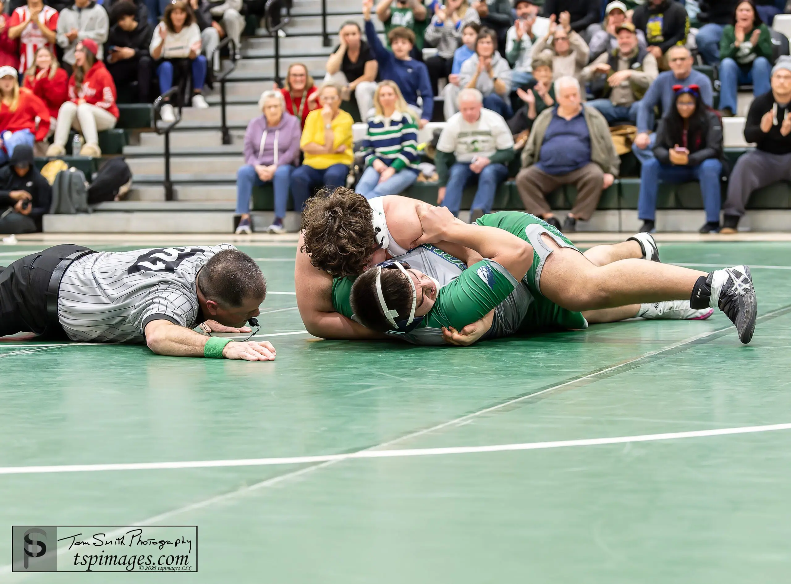 285lb CN Albert Barseghyan vs LB Nickolas Soria - Shore Sports Insider Photo credit: Tom Smith | tspsportsimages.com - 285lb CN Albert Barseghyan vs LB Nickolas Soria
